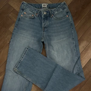 Blåa Icon jeans - Ett par skit snygga jeans från lager 157 i den eftertraktade modellen Icon. Det är i mycket bra skick då jag endast använt dem ett fåtal gånger. Det finns inga defekter!