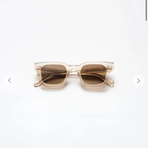 Chimi 04 Ecru - Säljer mina skit snygga solglasögon ifrån Chimi pga att de inte kommer till användning. Glasögonen är från Chimi i modellen 04, färg Ecru. Glasögonen har inga skador, i princip som nya. Låda tillkommer, dock lite smutsig och söndrig (syns på bild 4).