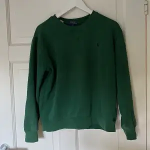 Fin grön tröja från polo Ralph lauren! 10/10 skick, inga defekter eller märken. Passar jätte bra upp tlll 170 cm. Säljer då den är för liten för mig. Skit snygg inför sommaren