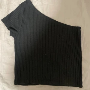Topp - Oneshoulder topp i storlek S, den är i väldigt bra skick 😍