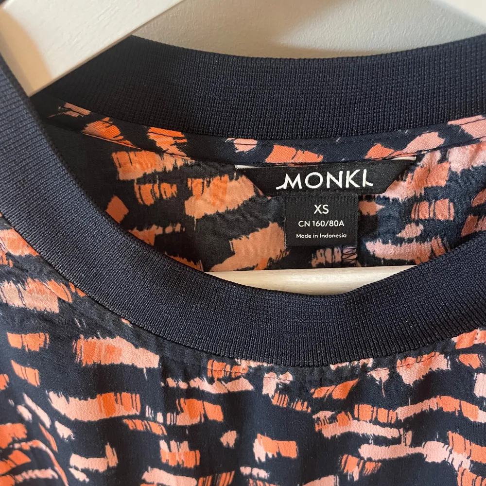 Plagg: T-shirtset från Monki  Storlek: XS i tshirt men upplever den oversize, passar mig som vanligtvis har M. Strl 40 i kjolen Skick: Som nytt, inget att anmärka på, sparsamt använt. Kjolar.