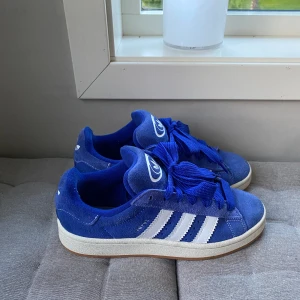 Adidas Campus 00s - Säljer mina blå adidas campus 00s💗 storlek 38! Skriv för frågor💗