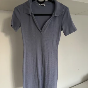 Klänning - Säljer en kort klänning från Zara, storlek S! Jättefint skick☀️