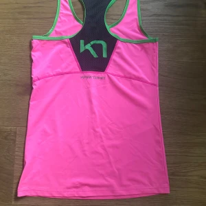 Träningslinne Kari Traa - Sparsamt använd träningtröja från Kari Traa 