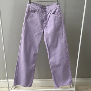 Ljuslila jeans Junkyard - Ljuslila jeans från Junkyard. Wide leg, storlek 30 (midja). Sparsamt använda.