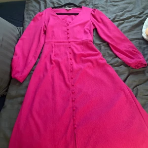 Fin rosa  somrig klänning  - Helt ny, aldrig använts. Den är från holly. 