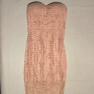 Rosa cocktailklänning  - Fin babyrosa cocktailkläning i mycket bra skick. 