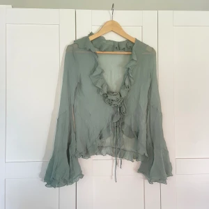 Grön knytblus från Zara - Grön knytblus från Zara i fint skick💕 Använd gärna ”köp nu”💕