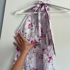 Halterneck silkes topp Gina  - Så fin!