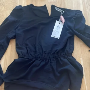 Blus ifrån only! - Jätte fin blus aldrig använt då de var ett impulsköp (där av priset) 😇 stolek S men e väldigt stretchig om du är en stolek xs så kommer den vara pösig även  M passar okså då den som sagt e väldigt stretchig Vid mer frågor är de bara o dm mig! 