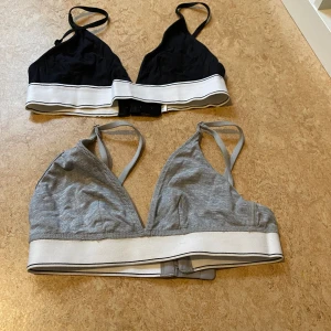 BH/ topps svart och grå 🤗 - Två bh/topps som är jätte sköna och fina men tyvärr för små för mig . Separat säljer jag dom för 40 kr men kan gärna diskutera pris 