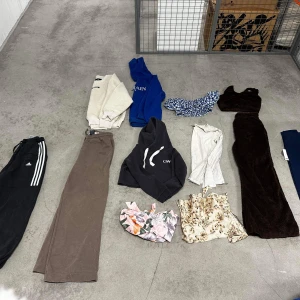 Plagg  - Strl 3, som nya, säljer helst paketpris 