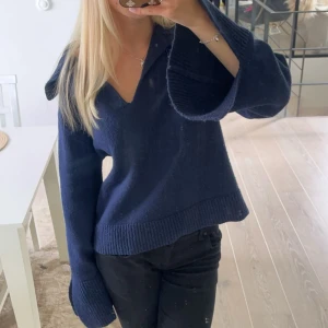 Stickad tröja med krage  - Stickad tröja med krage från Gina. Använd 2 gånger och är i fint skick