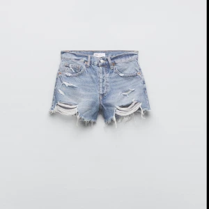 Zara shorts - Säljer dessa super fina zara jeans shorts då de är för små, har två stycken likadana som finns två annonser💓 de är som nya💞