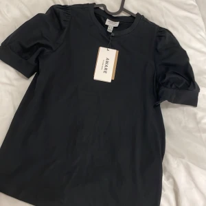 Svart t-shirt med puffarmar  - Ny tröja och prislapp sitter kvar! Från veromoda💕 säljer eftersom den är lite för stor för mig💕ny pris 199