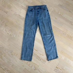 Jeans  - Ett par blåa jeans som används ett par gånger och är i bra skick. Väldigt bekväma och bra till vardagliga outfits.