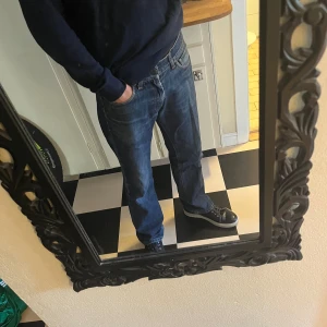 Blåa jeans - Säljer nu ett par riktigt feta Acne jeans i toppskick. De är storlek 32/32 och har använda ett fåtal gånger. Nypris ligger runt 3000 kr men säljer de för 250. Pris kan diskuteras vid snabb affär. 