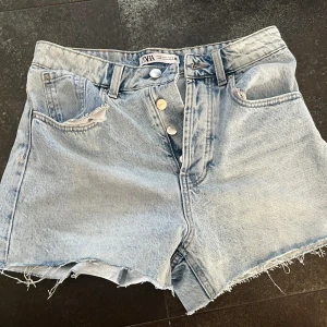 ZARA SHORTS - ljusa jeansshorts från Zara. storlek 38💛