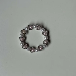 Y2K Heart Bracelet | Handgjort Pärlarmband  - Armbandet är gjort av en tålig och stretchig elastisk tråd °●☆○•☆○   Alla beställningar från oss kommer fint paketerade 🤍