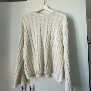 Stickad tröja  - En vit stickad tröja med mönster ifrån Gina tricot i fint skick!!💓