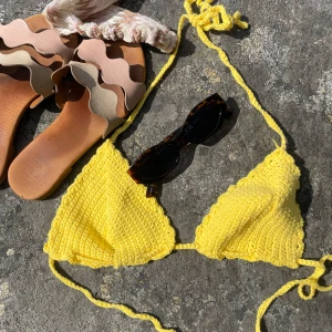 Virkad Bikini - Säljer handgjorda virkade bikinitoppar. Anpassad efter storlek och önskemål på färg. Bikinisarna är gjorda i 100% bomull💛💛