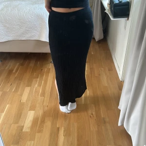 Svart långkjol - Svart kjol från Gina. Sällan använd och i mycket bra skick. Säljs då den inte kommer till användning!☺️