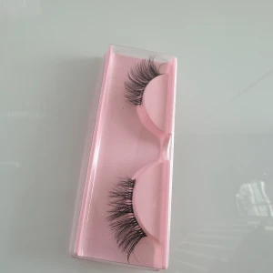 Fransar  - Snygga Cateye lösögonfransar 🤩 man känner sig så snygg med dessa fransar och man får de dragna kattiga ögon 😻 skulle de även vara lite långa för ögonlocket kan man klippa i kanterna så det passar ögonlocket helt perfekt 👌🏻✨