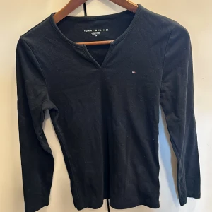Svart tröja från Tommy hilifiger - Säljer denna svarta tröja från Tommy hilifiger i storlek m, pris kan diskuteras vid snabb affär!