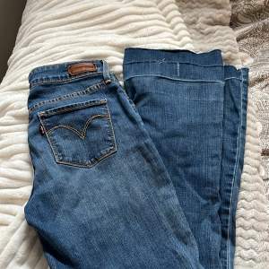 Snygga bootcut jeans ifrån Levis💗(bilderna på är lånade) 