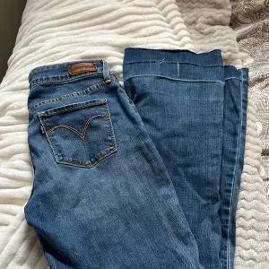 Snygga bootcut jeans ifrån Levis💗(bilderna på är lånade) 