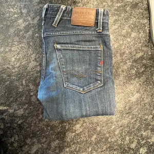 Stilrena Replay jeans. Säljer p.g.a att dom är för små. Skick 8,5/10. Storlek 29/34.  Har du någon fråga så svarar jag gärna i dm😁 