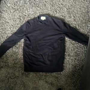 H&M Kashmir Tröja - Inte så mycket använd, 9/10 skick. M men ganska liten i storleken Nypris  1299 men finns inte att köpa längre 