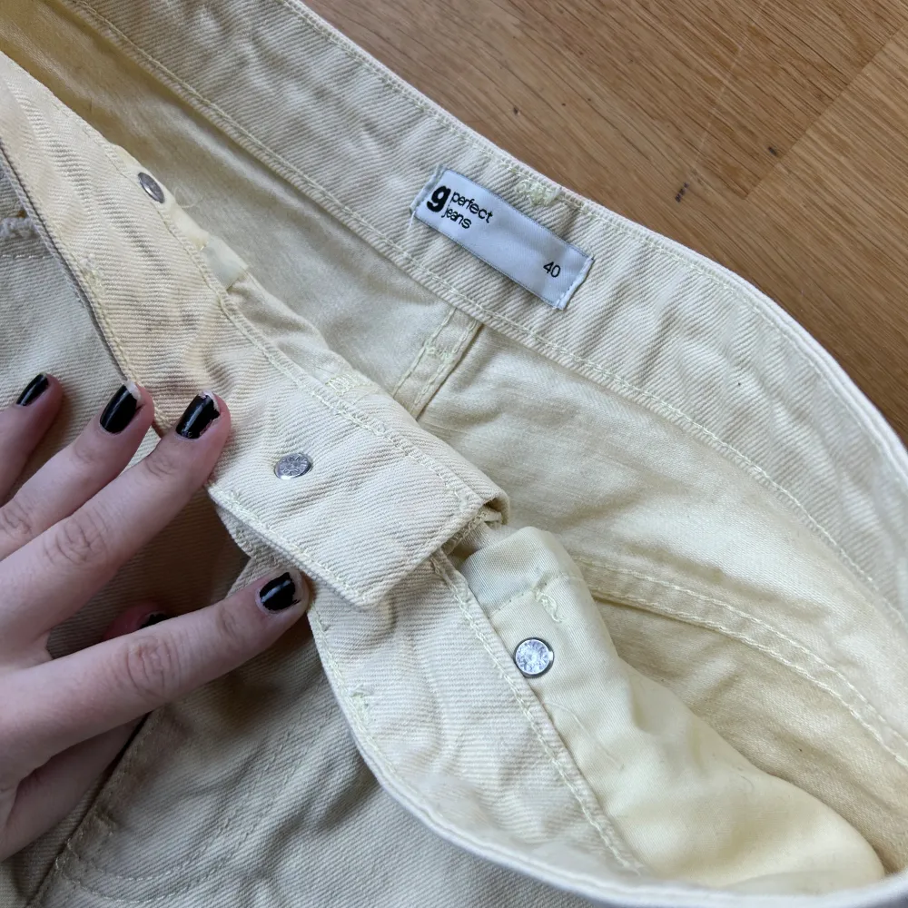 Fina shorts från Gina tricot 🍋🤍 färgen syns inte lika bra på bild men den är mer gul i verkligheten. Bra skick!. Shorts.