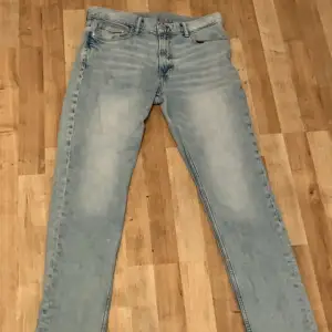 Säljer ett par slim & Denim hm jeans för att den är för stor. Den är i 10/10 i skick och är bra plagg till en chill outfit