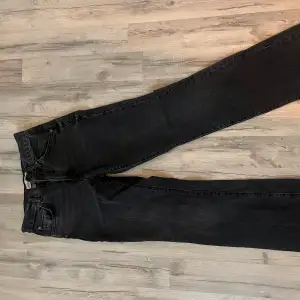 Säljer dessa mörkgråa jeans ifrån Zara, de används aldrig och därför säljer jag de super billigt så att någon annan får använding av dem💕Jeansen är mid waisted och bootcut💕(nypriset är 599kr)
