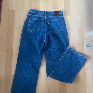 Vida jeans  - Använt få gånger, nyskick och sann till storlek