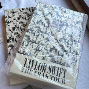 Taylor Swift VIP Box (bara VIP lådan, ingen biljett)  - Taylor Swift VIP Box Inkluderar  2st pappersbiljetter (OBS! Detta är inte giltiga biljetter som kan användas till konserten)  VIP lanyard med VIP bricka VIP Pin VIP totebag 4 st posters Ett klistermärke  Vykort för varje era exklusive TTPD 