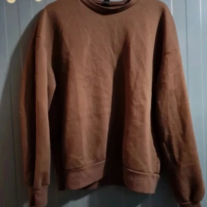 Brun mjukiströja  - Mjukiströja av märket shein i storlek medium, den är I bra skick och är väldigt sparsamt använd.  