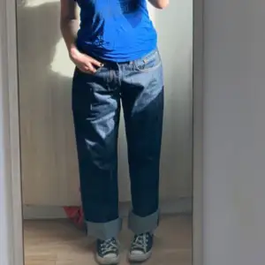 Mörkblå jeans i fint skick