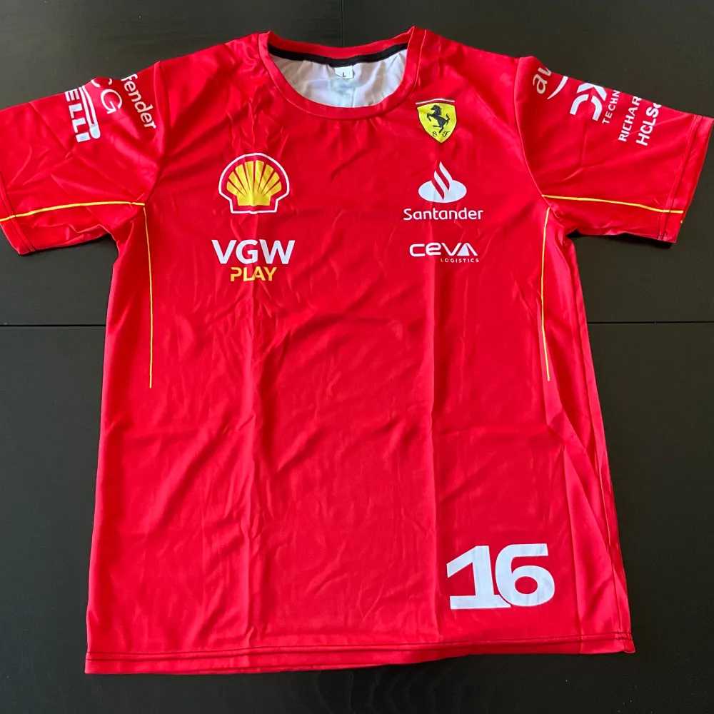 Jag sälja en helt ny oanvänd F1 Ferrari Charles Leclerc t-shirt: L (kan också passa som M) finns i Uppsala eller kan skickas fraktfritt inrikes. Swish går bra.. T-shirts.