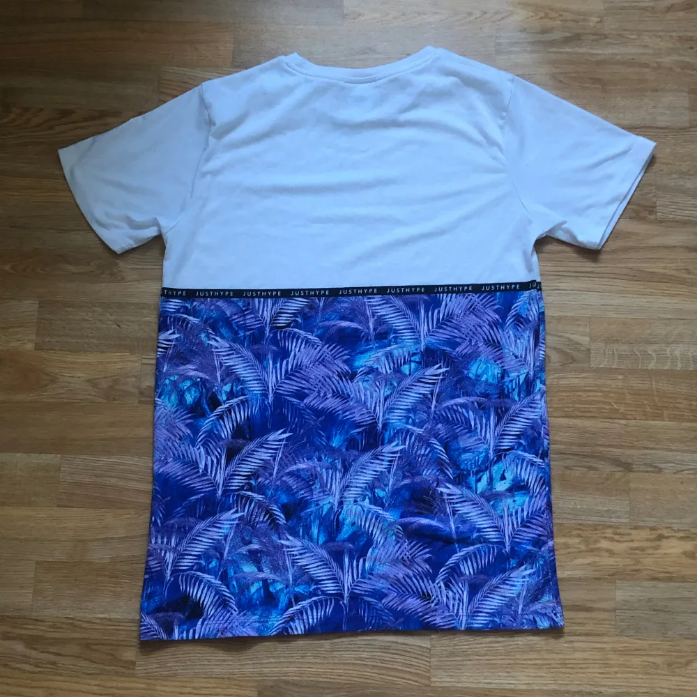 Vit, lila och blå baggy T-shirt från Hype. Köpt på New yorker. Står Small men passar även Medium. Säljer då jag inte längre använder den. T-shirts.