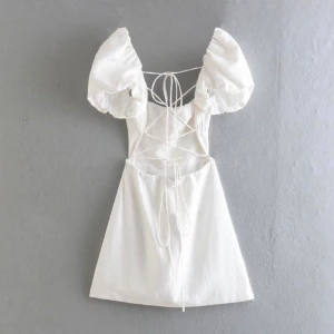 Studentklänning  - Vit klänning med snörning i bak.  Endast använd två gånger, en gån på studentfrukost och en gång på resa.