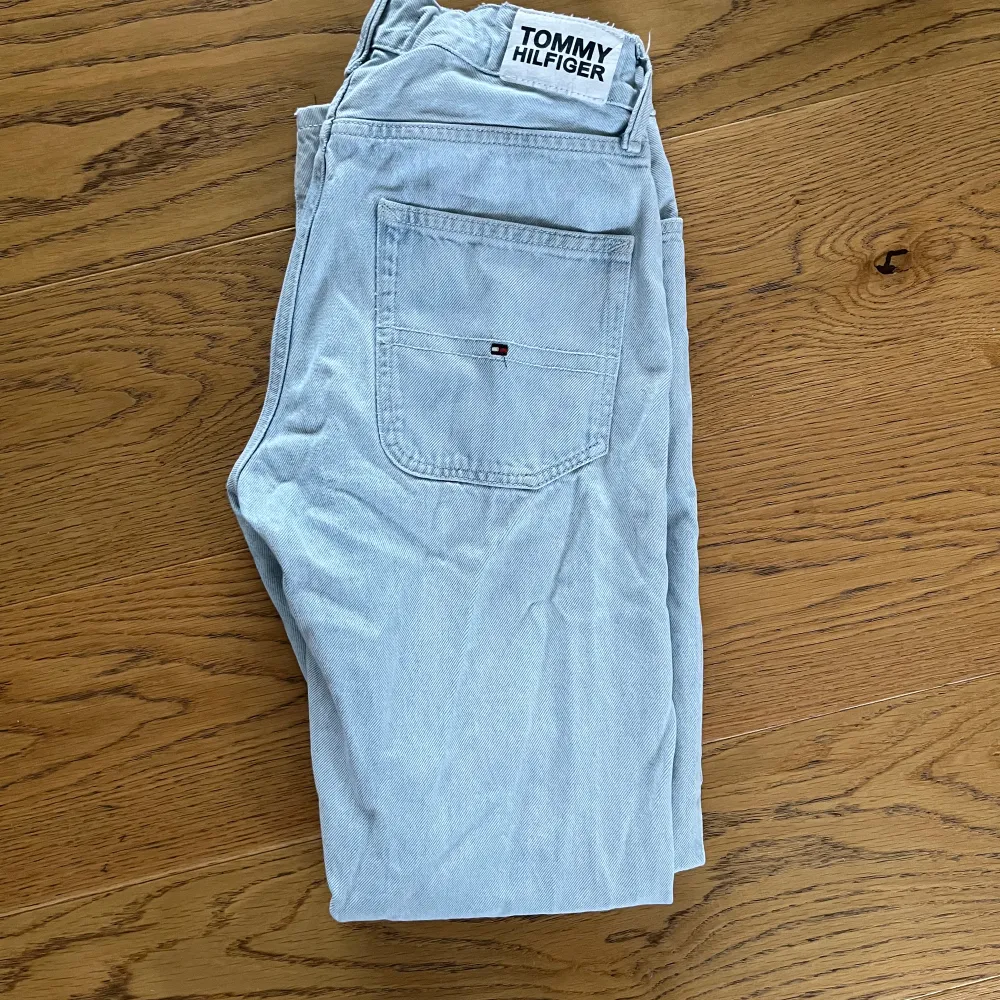 Säljer ett par helt sprillans nya riktigt snygga ljusblåa jeans från Tommy Hilfiger. Perfekt trendig straight leg passform. Köptes i New york för 1800kr men säljer nu dessa för ett kanonpris så passa på. Skriv vid frågor! GRATIS FRAKT🤝. Jeans & Byxor.