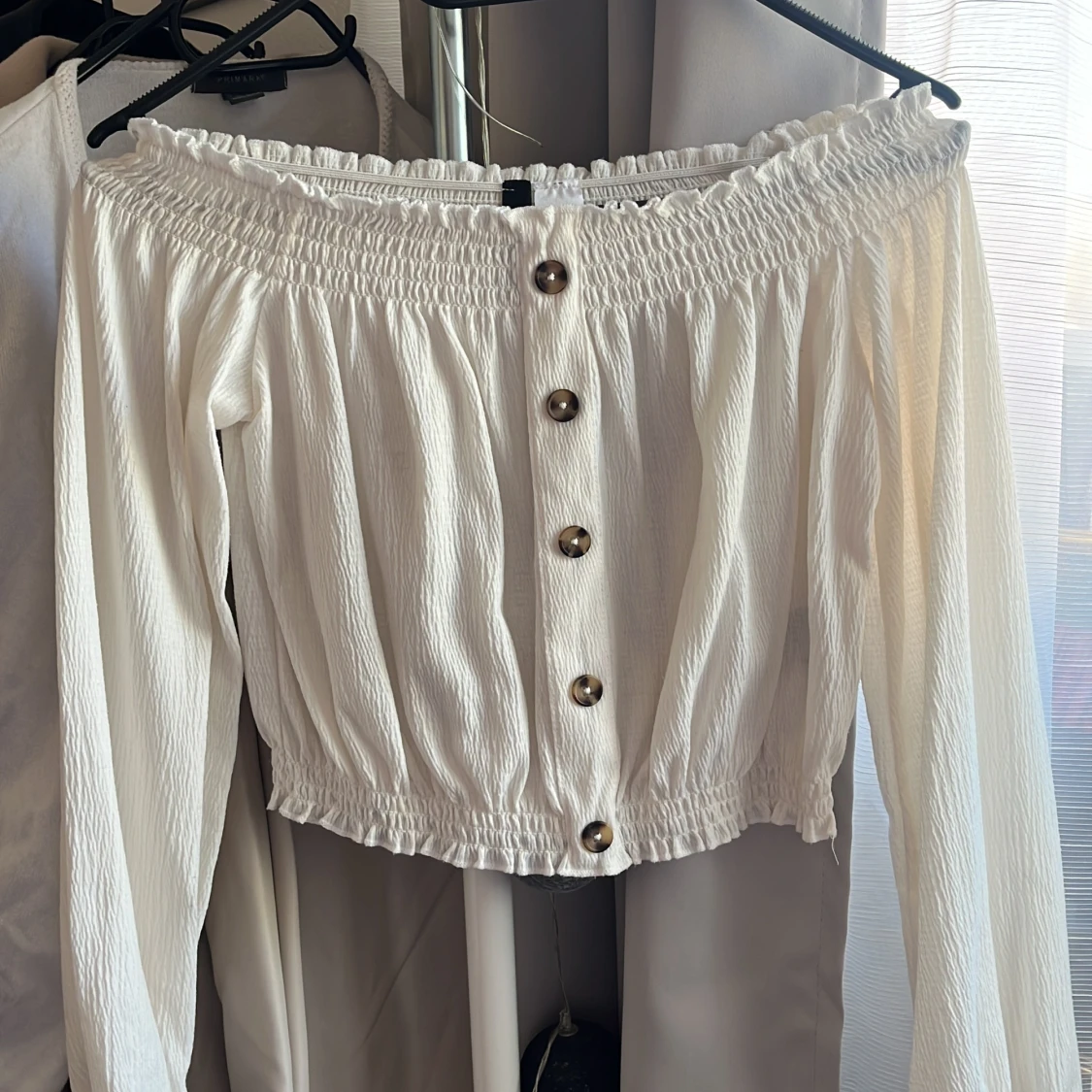 Vit ofshoulder tröja.