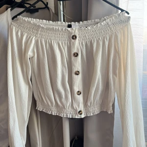 Vit ofshoulder tröja. - Denna tröjan har används 2-3 gånger max och är i nytt skick. 