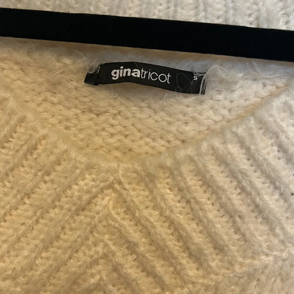 Säljer denna fina stickade tröjan från Gina Tricot! Säljer den då den inte kommer till användning. Använd ett få antal gånger men är i väldigt fint skick. Väldigt mjukt och skönt material. Färgen är créme vit/beige 🤍Pris kan diskuteras!!!. Tröjor & Koftor.