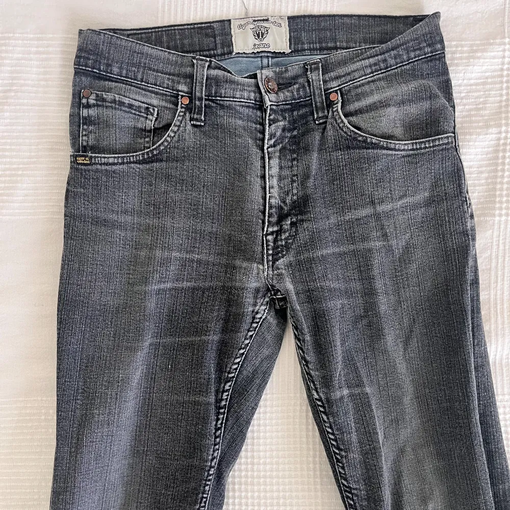 Säljer dessa superfina jeans ifrån tiger of Sweden i denna supersnygga gråa färg. Jeansen sitter slim och snyggt men något mindre än storleken. Skriv om ni har frågor eller lägg gärna prisförslag då priset inte är hugget i sten.. Jeans & Byxor.