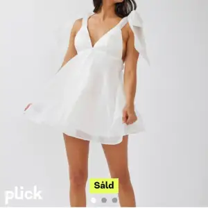 Säljer denna fina vita klänning, köpt här på plick. Inköpt för ca. 1,5 månad sedan. Tänkt och ha till student. Men säljer då jag hittat en annan.