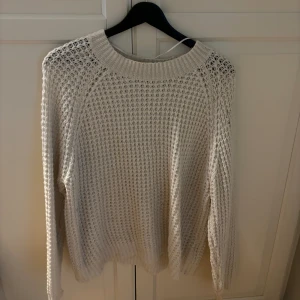 Vit stickad tröja - En jättefin vit stickad tröja som är i bra skick, funkar perfekt på vintern och passar bra en sommarkväll över en klänning eller en tröja och kjol