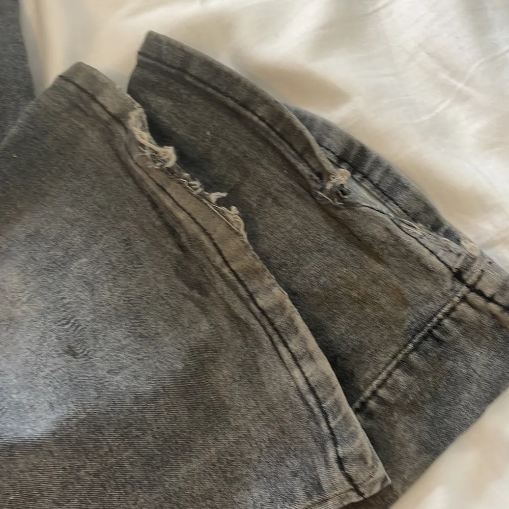 Storlek xs/s ett bra skick men lite trampade på där nere som man ser på sista bilden oroa er inte ska tvättas innan den säljs . Jeans & Byxor.